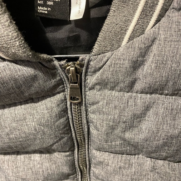 H&M Unisex Puffer Vest Soft Grey with Knit Collar - Size 38R, Men S or Women’s M - Picture 5 of 13